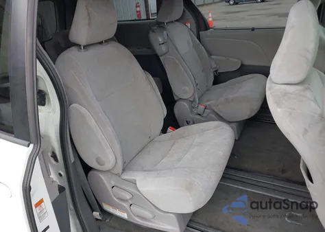 2015 Toyota Sienna Le 8 Passenger z USA, uszkodzony, nr VIN 5TDKK3DC1FS585864